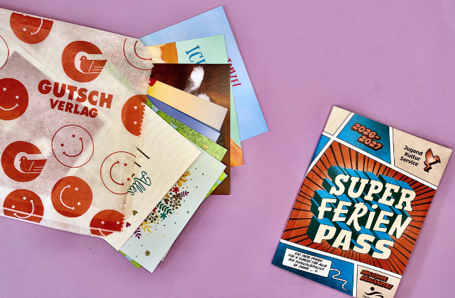 Super-Ferien-Pass 2026 und bunte Karten auf lila Hintergrund